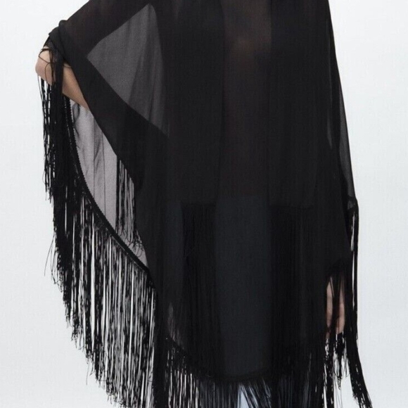 ZARA MESH FRINGED GAUZE CAPE
High collar cape with multi-positional tie detail. - Picture 8 of 13